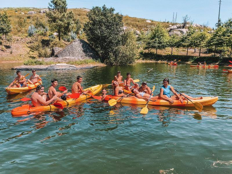 jeunes dans des canoes en colo sport 