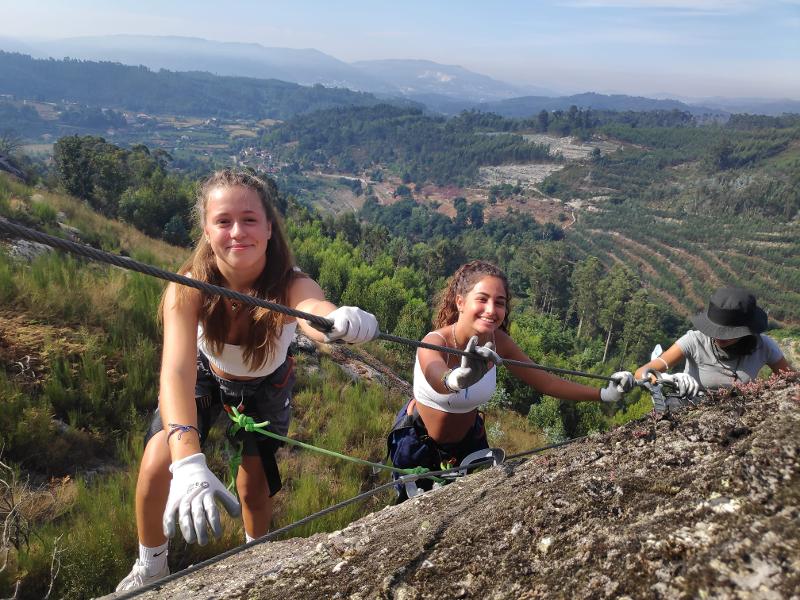 jeunes accrochés en hauteur en colo sportive
