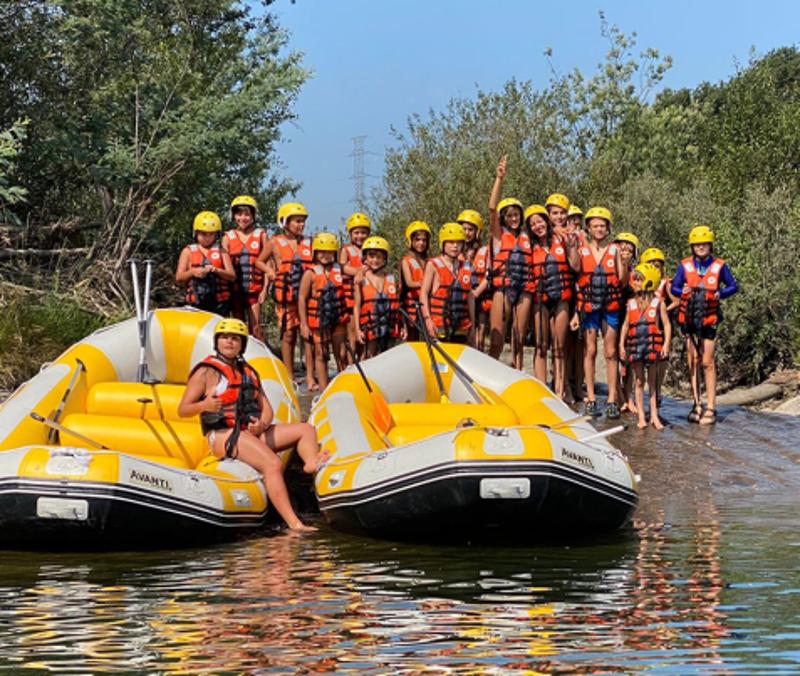 jeunes près de bateaux gonflables en colo sportive