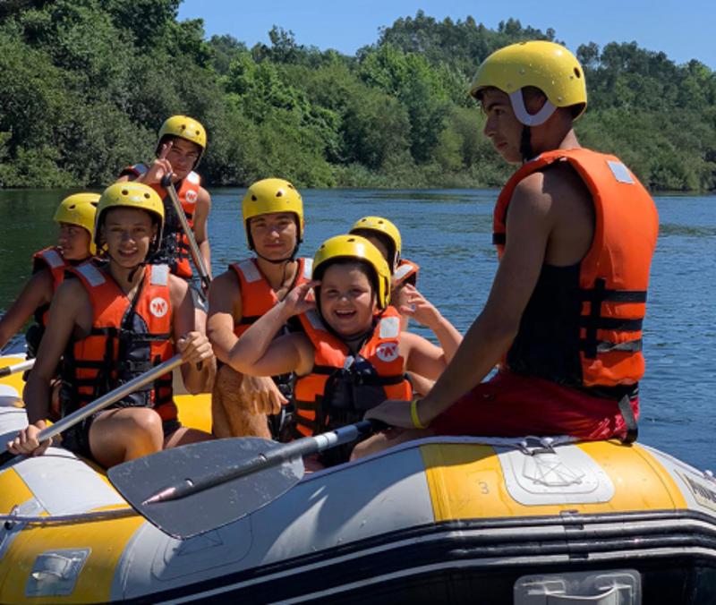 Jeunes sur un canoraft lors d’une colonie de vacances aventure