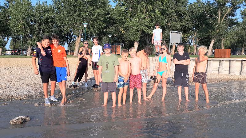 enfants sur la plage au bord de l'eau en colonie de vacances multi activités