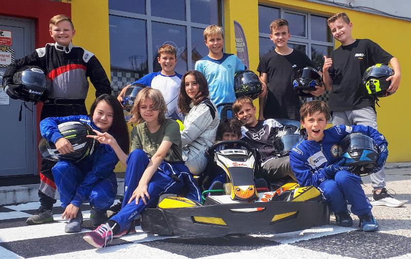 enfants qui font du karting en colonie de vacances multi activités