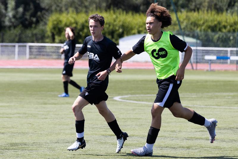 Des jeunes qui courent sur le terrain lors d'un stage de foot Bretagne