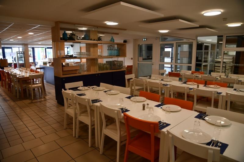 Une salle de repas lors d'un stage de foot Bretagne
