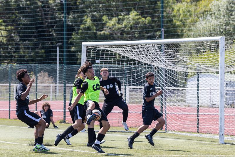 Un jeune qui marque un but lors d'un stage de foot bretagne