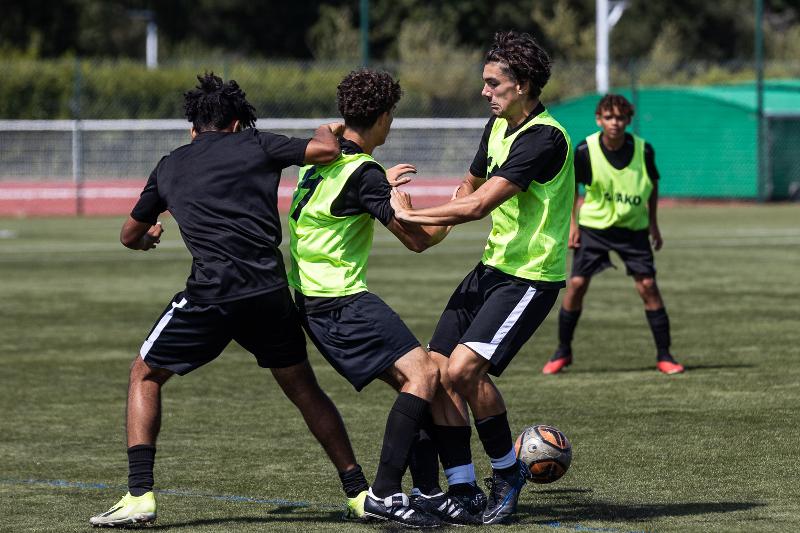 Des ados qui jouent au foot lors d'une colo de foot en Bretagne
