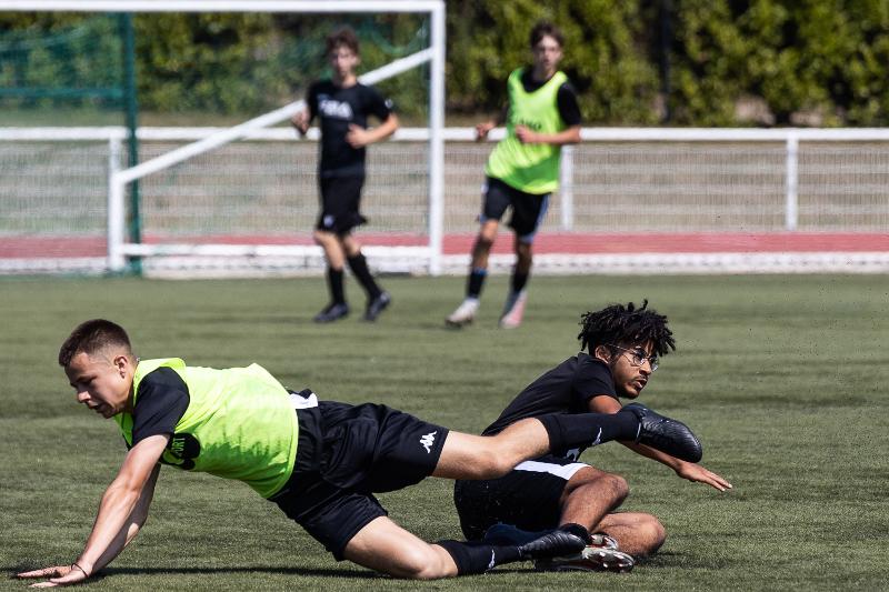 Des jeunes lors d'un match de foot en colo foot Bretagne