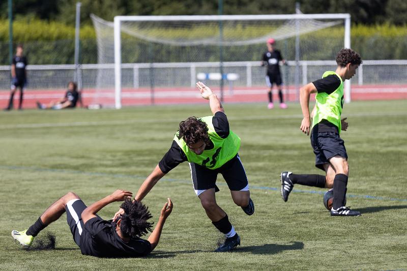 Des adolescents lors d'un match en colo de foot bretagne