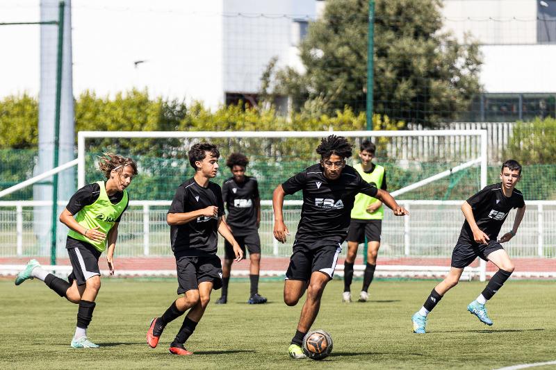 Groupe de jeunes qui jouent lors d'une colo foot Bretagne