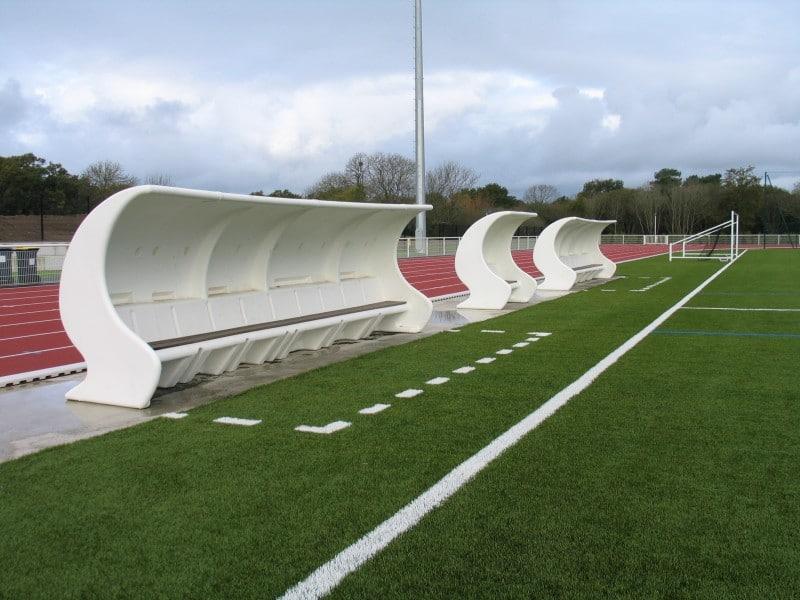 Des bancs sur un terrain de foot lors d'un stage de foot Bretagne