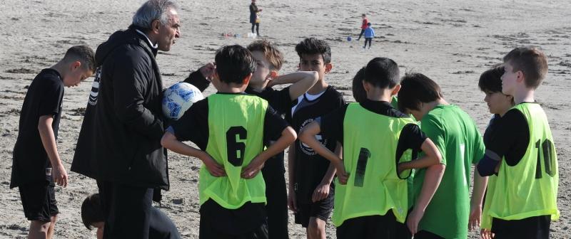 Un entraîneur coachant les jeunes lors d'un stage de foot Bretagne