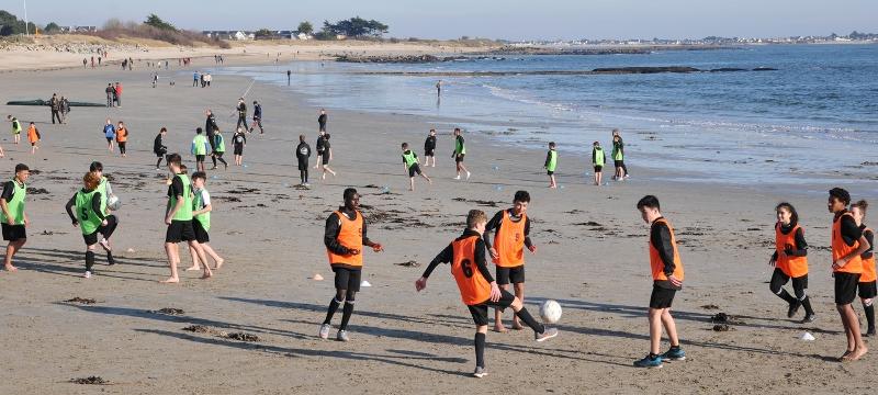 jeunes qui s'entrainent en hiver sur la plage en stage de foot bretagne