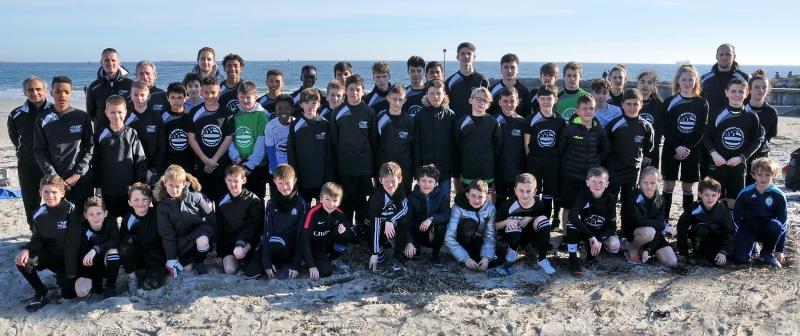 photo de groupe sur la plage en stage football bretagne