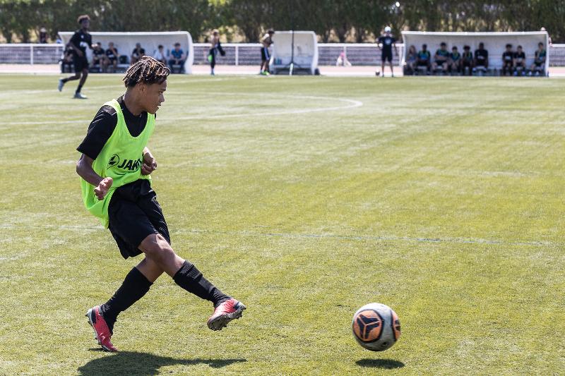 Un jeune sur le terrain de foot qui s'amuse pendant un stage foot bretagne