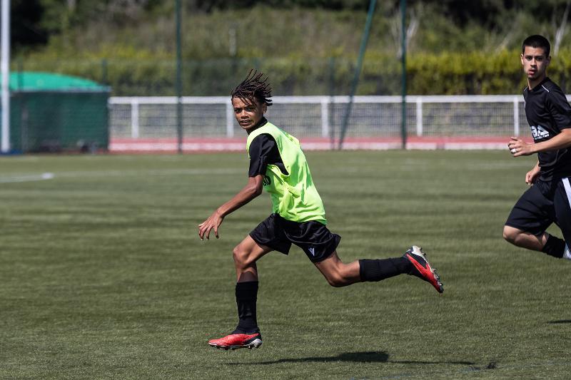 Un jeune qui court sur le terrain au stage foot bretagne