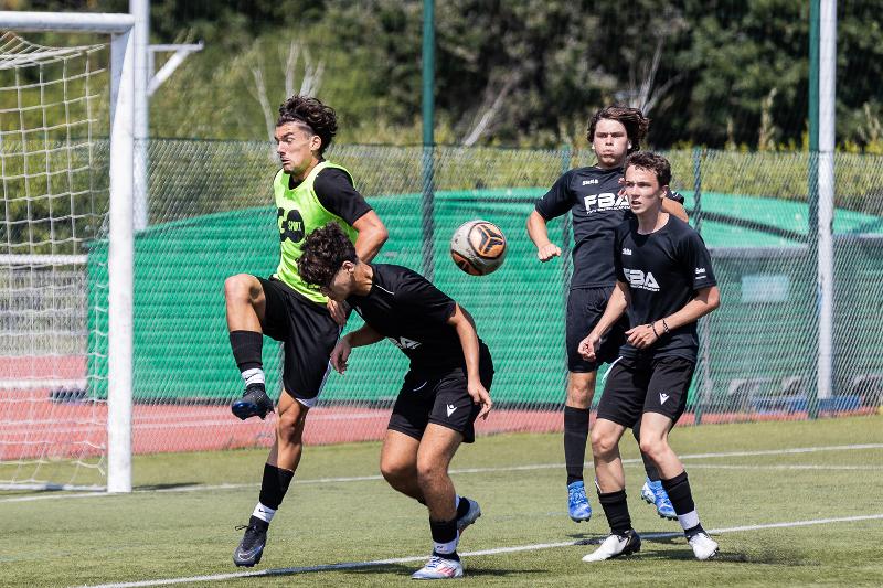 Adolescents qui pratiquent une activité sportive lors d'un stage foot bretagne