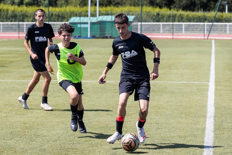 Groupe de jeunes qui joue au foot lors d'un stage foot bretagne