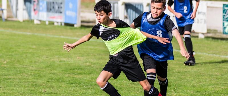 deux garçons qui jouent au football en stage foot bretagne
