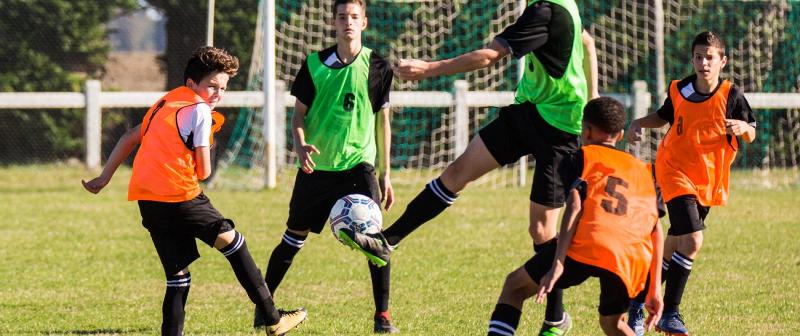 Un groupe qui s'entraîne au football lors d'un séjour linguistique angleterre