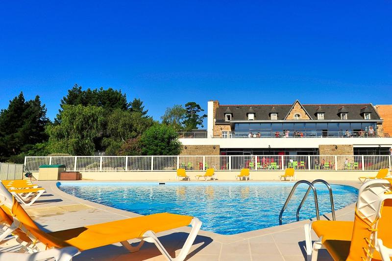 Piscine lors d'un stage de foot Bretagne