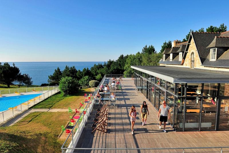 La terrasse du centre du stage de foot Bretagne