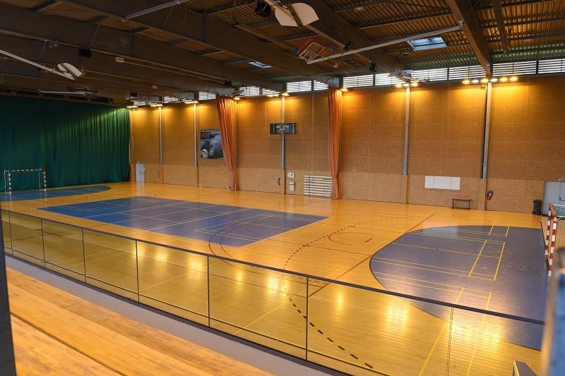 Un salle multisport d'une colonie de vacances football