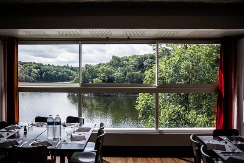 Une salle de restauration lors d'une colonie de vacances football