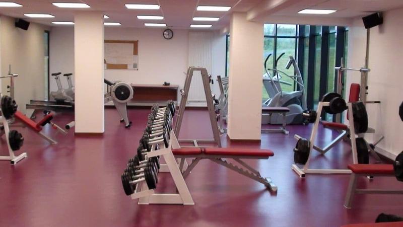La salle de sport d'une colonie de vacances football