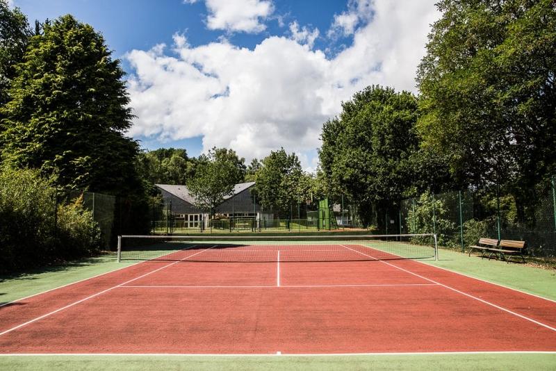 Un terrain de tennis lors d'une colonie de vacances football