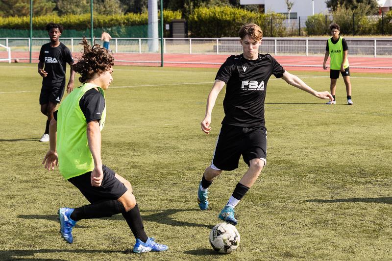 Un tir du droit lors d'une colonie de vacances football