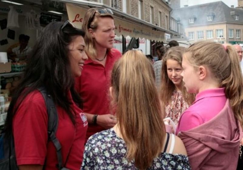 ado avec des animateurs lors d'une colonie de vacances ille-et-vilaine