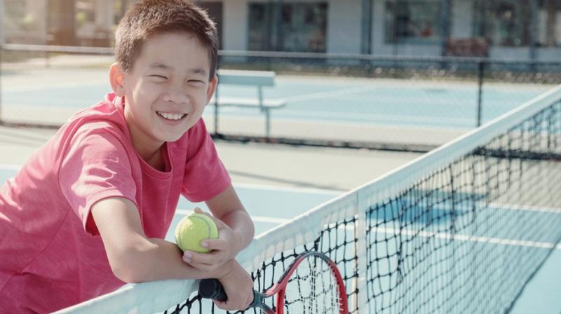 Enfant Garçon Joueur De Tennis Sur Un Court De Tennis Avec