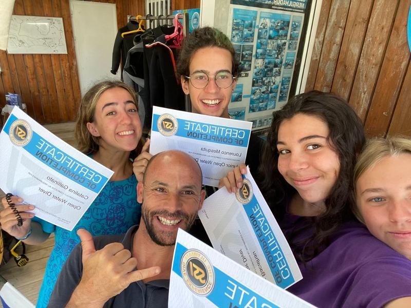 photo de groupe avec le certificat en colonie plongée