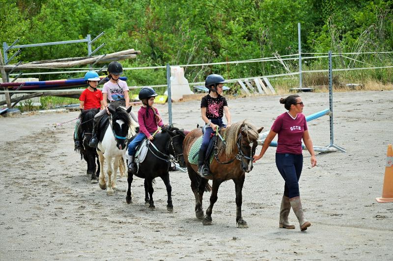 4 enfants et leur poney font la fil indienne en colonie de vacances passage gallop