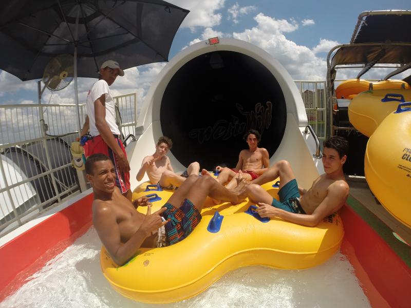 Des participants dans un parc aquatique en voyage linguistique usa 