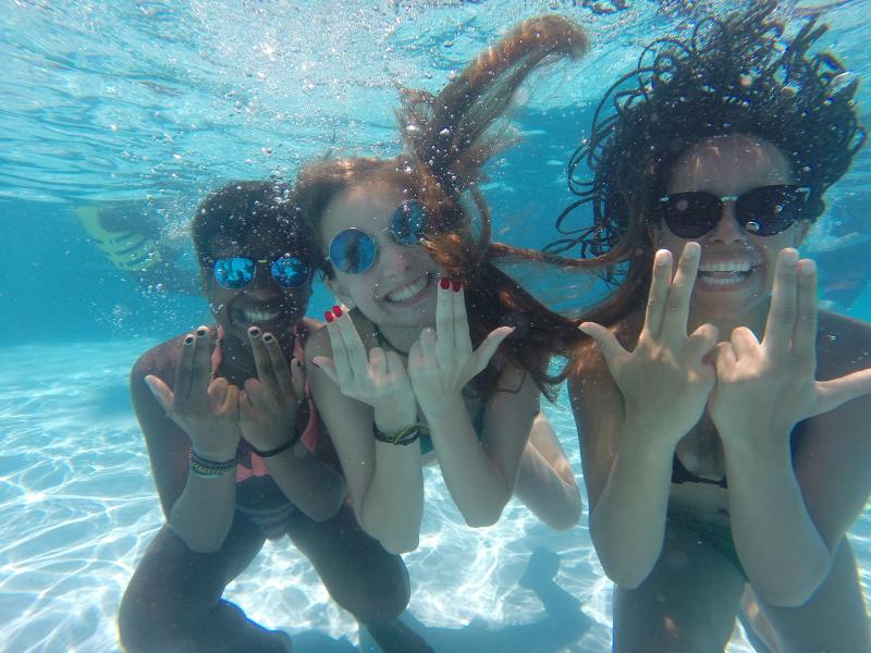 des jeunes dans une piscine durant un séjour linguistique Los Angeles 