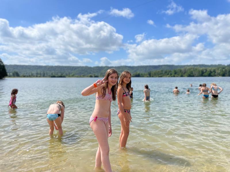 Filles lors d'une baignade au lac