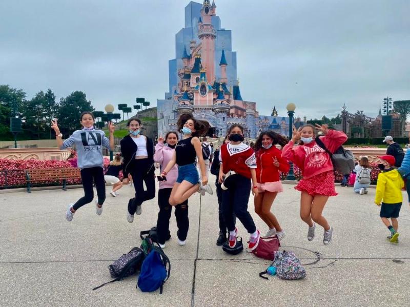 groupe de filles qui sautent devant le chateau en colo disneyland