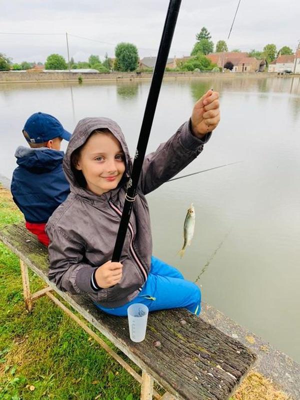 Un garçon pêche en colonie de vacances Dijon