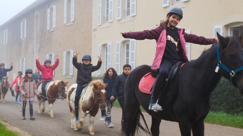 enfants à poneys à la ferme en colos nature et decouverte