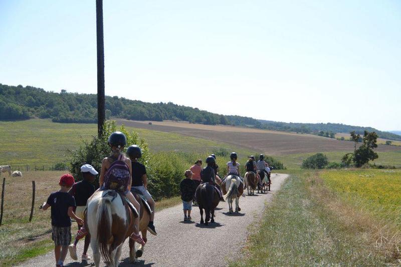 balade à poney pour enfants en colo à la ferme