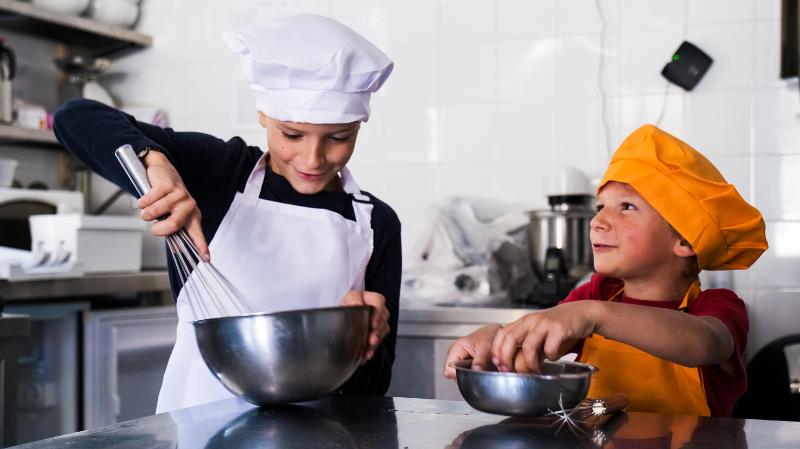 enfants qui font de la patisserie lors d'une colo