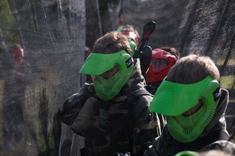 jeunes qui font du paintball en colonie de vacances multi-activités