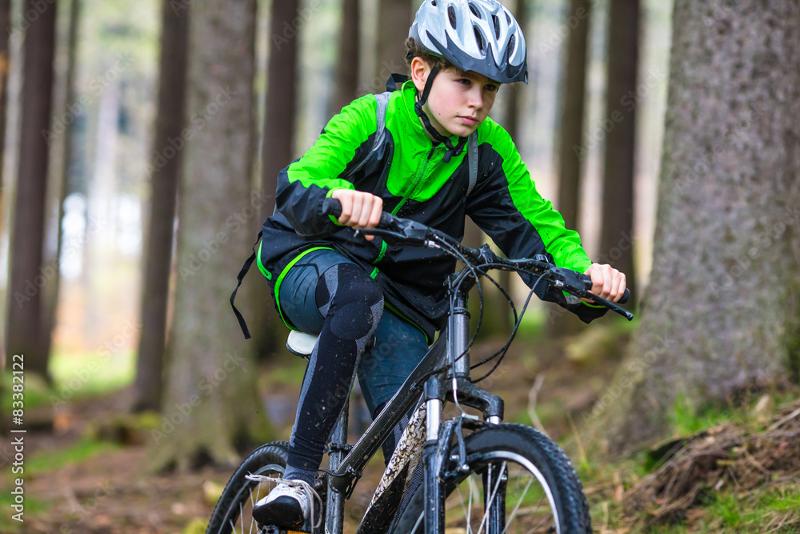 garçon qui fait du vélo dans la nature en colonie vtt