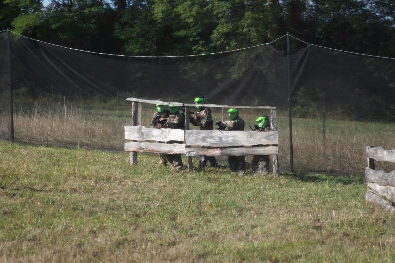 jeunes qui font du paintball en colo aventure