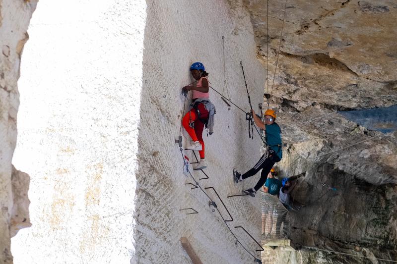 jeunes qui font de l'accrobranche en colonie de vacances aventure