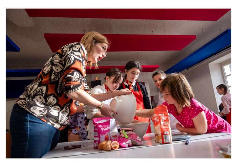 enfants en atelier cuisine lors d'une colonie sorcier