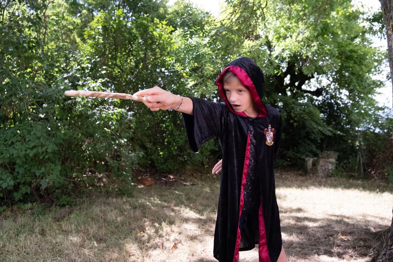 enfants déguisé avec une baguette magique en colonie sorcier
