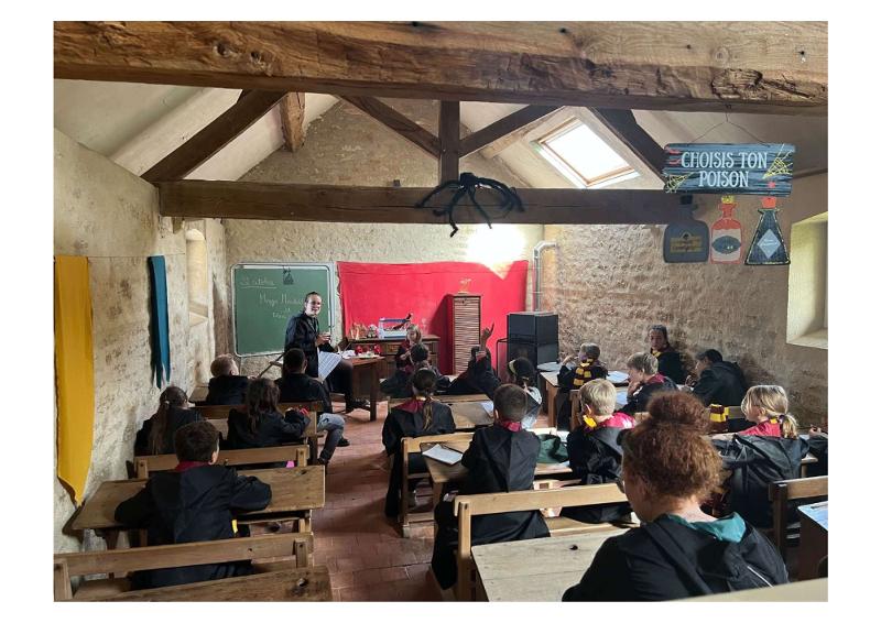 enfants en colos lors d'un cours de potions magiques
