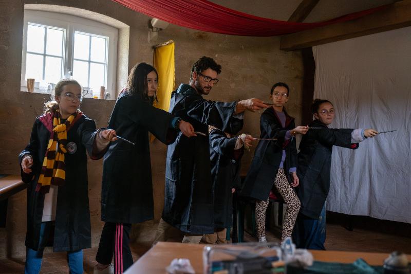 enfants avec des baguettes magiques en colonie sorcier qui lancent des sorts